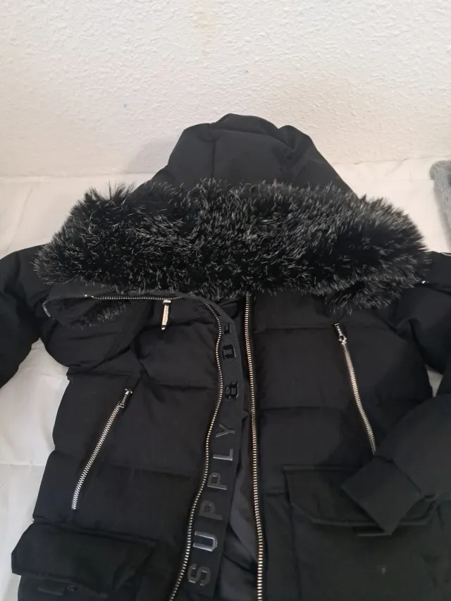 Chaqueta acolchada con capucha y pelo