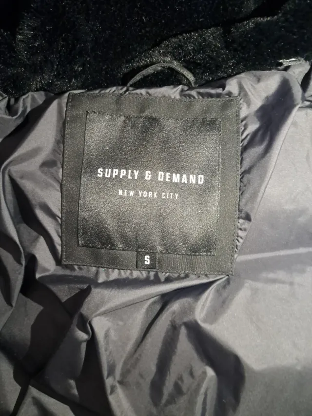 Chaqueta acolchada con capucha y pelo