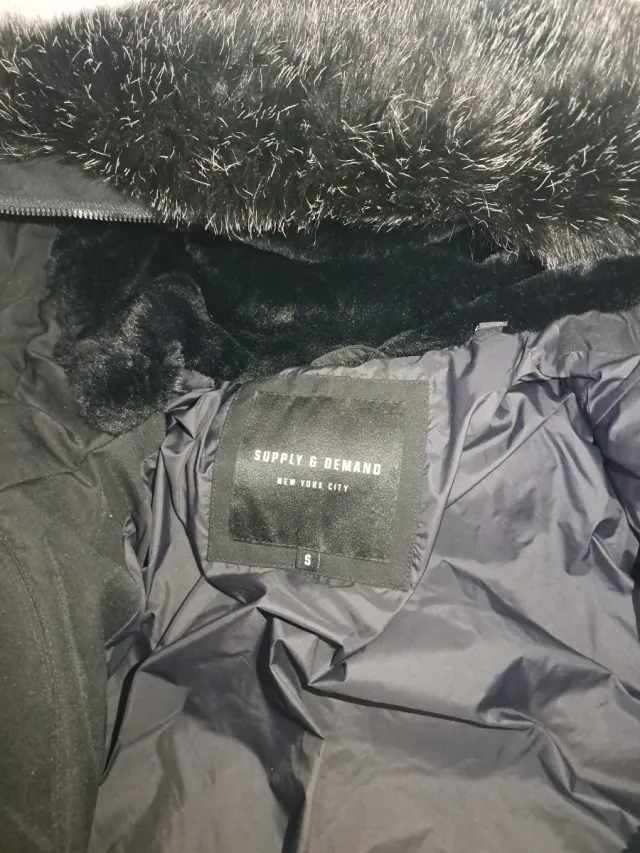 Chaqueta acolchada con capucha y pelo