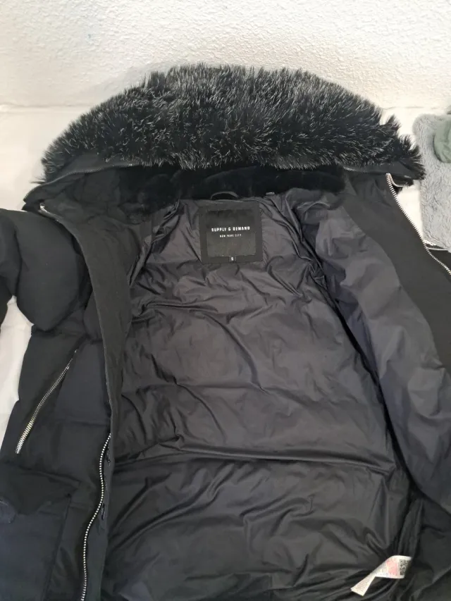 Chaqueta acolchada con capucha y pelo