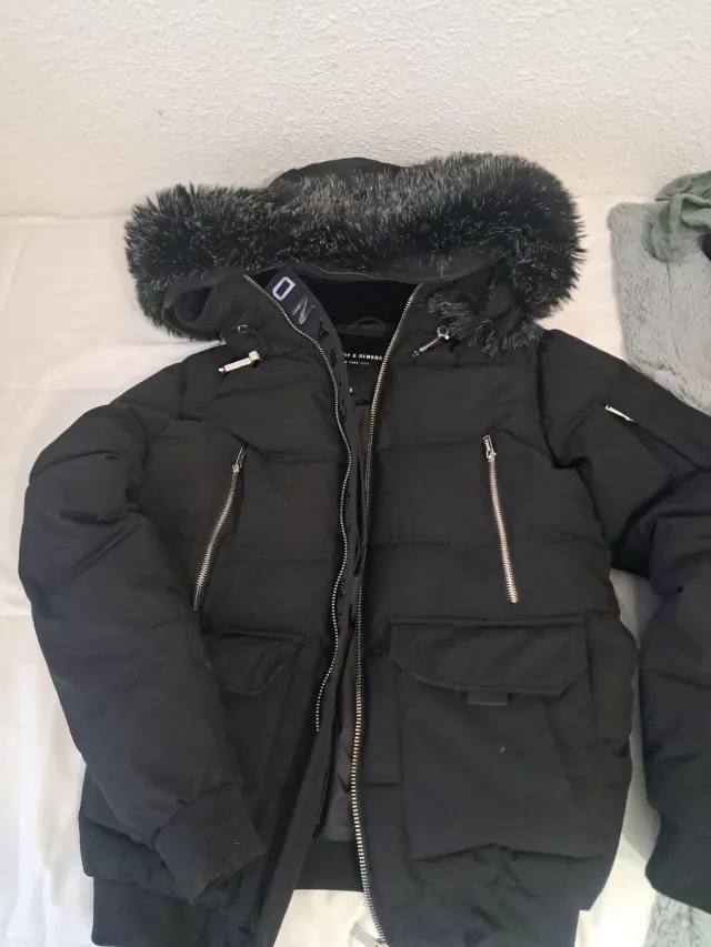 Chaqueta acolchada con capucha y pelo