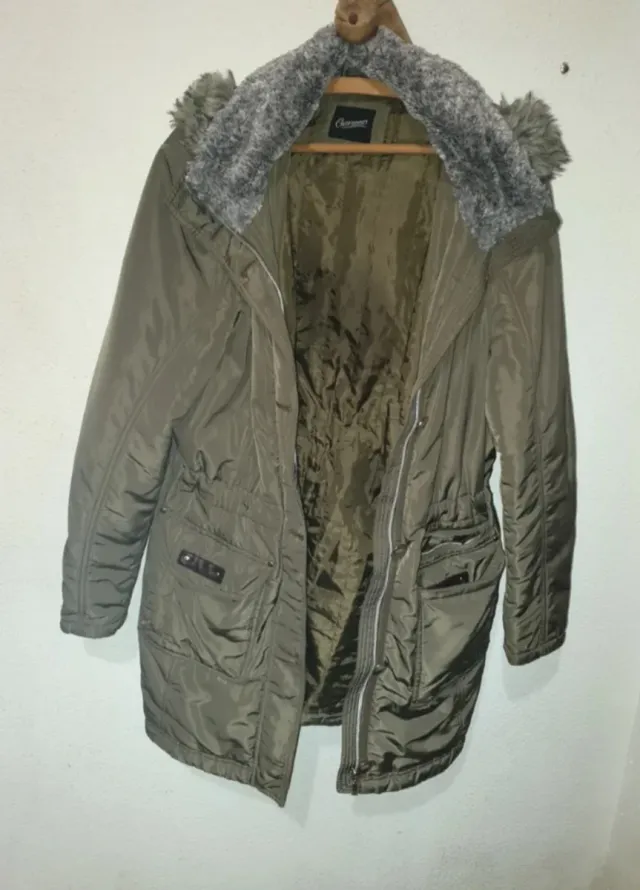 Chaqueta verde kaki con capucha y pelo