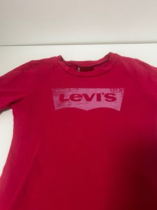 Camiseta Levi's manga larga rosa fucsia. 6 años.