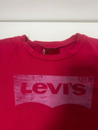 Camiseta Levi's manga larga rosa fucsia. 6 años.