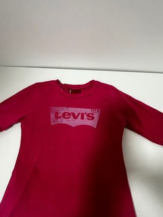 Camiseta Levi's manga larga rosa fucsia. 6 años.