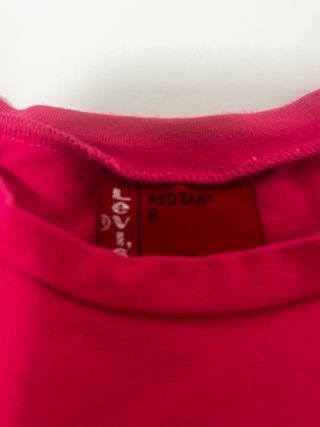 Camiseta Levi's manga larga rosa fucsia. 6 años.