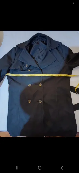 Gabardina azul marino muy oscuro casi negra