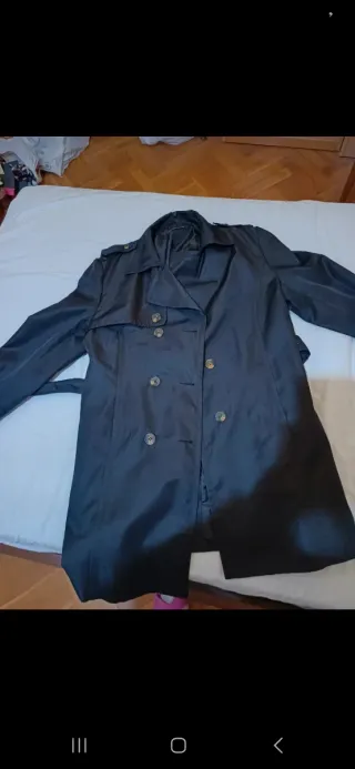 Gabardina azul marino muy oscuro casi negra