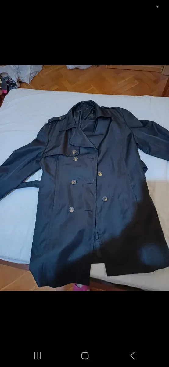 Gabardina azul marino muy oscuro casi negra