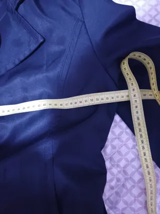 Gabardina azul marino muy oscuro casi negra