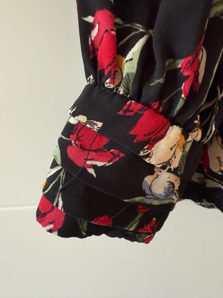 Camisa Zara flores negra
