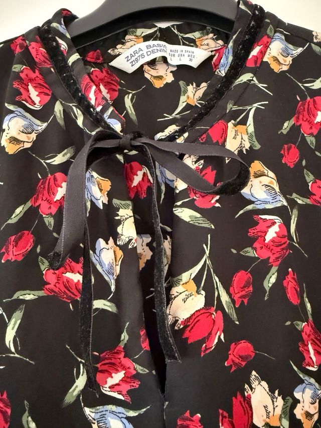 Camisa Zara flores negra