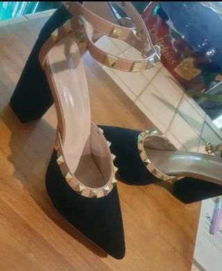 Zapatos de tacón negros con tachuelas doradas