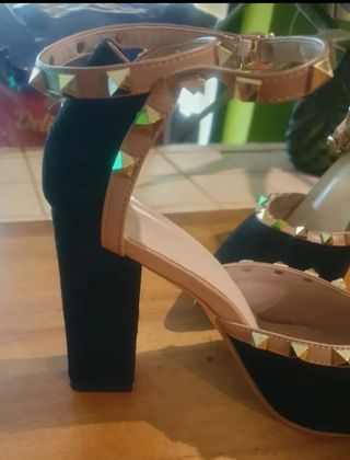 Zapatos de tacón negros con tachuelas doradas