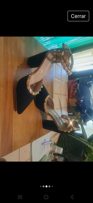 Zapatos de tacón negros con tachuelas doradas