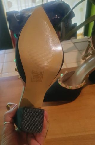 Zapatos de tacón negros con tachuelas doradas