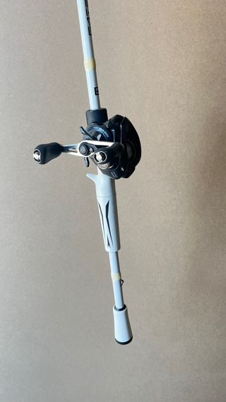 Caña de pescar con carrete