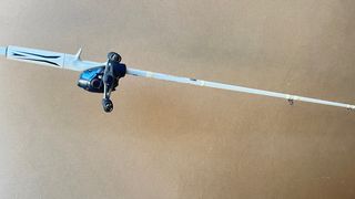 Caña de pescar con carrete