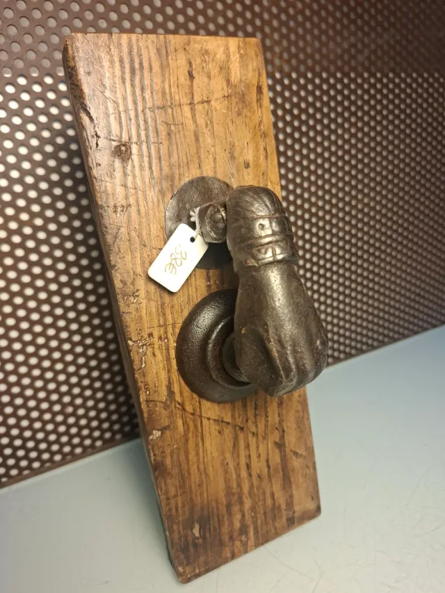 Llamador de puerta antiguo mano