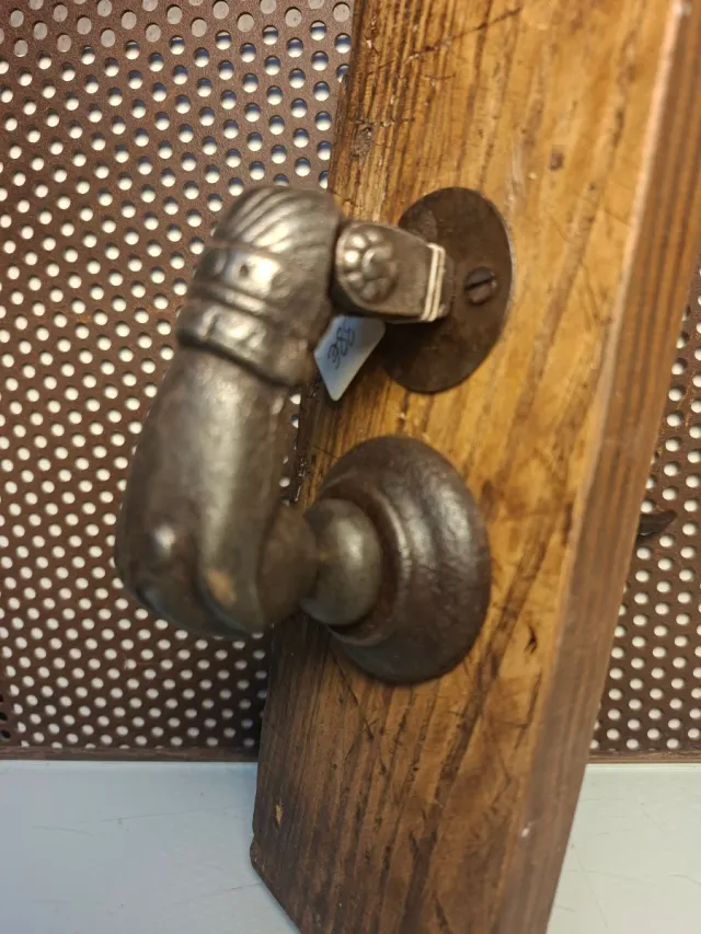 Llamador de puerta antiguo mano