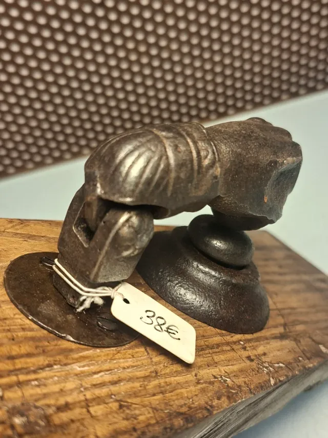 Llamador de puerta antiguo mano