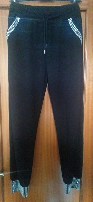 Pantalones negros con pedrería plateada