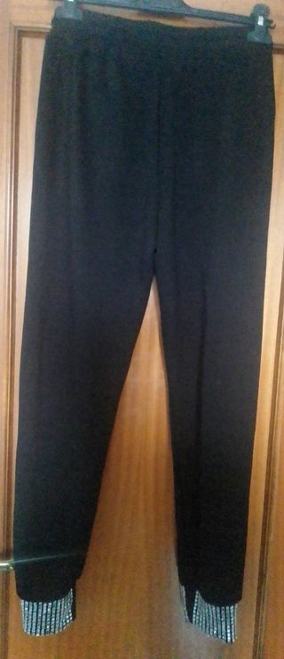 Pantalones negros con pedrería plateada