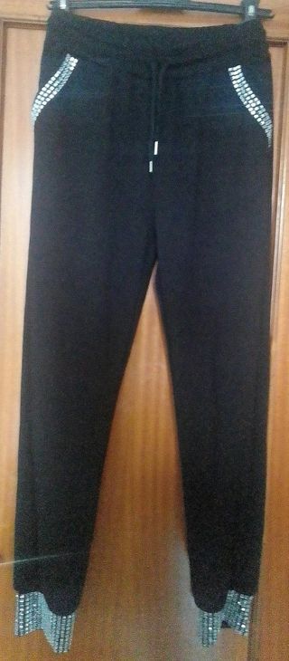 Pantalones negros con pedrería plateada
