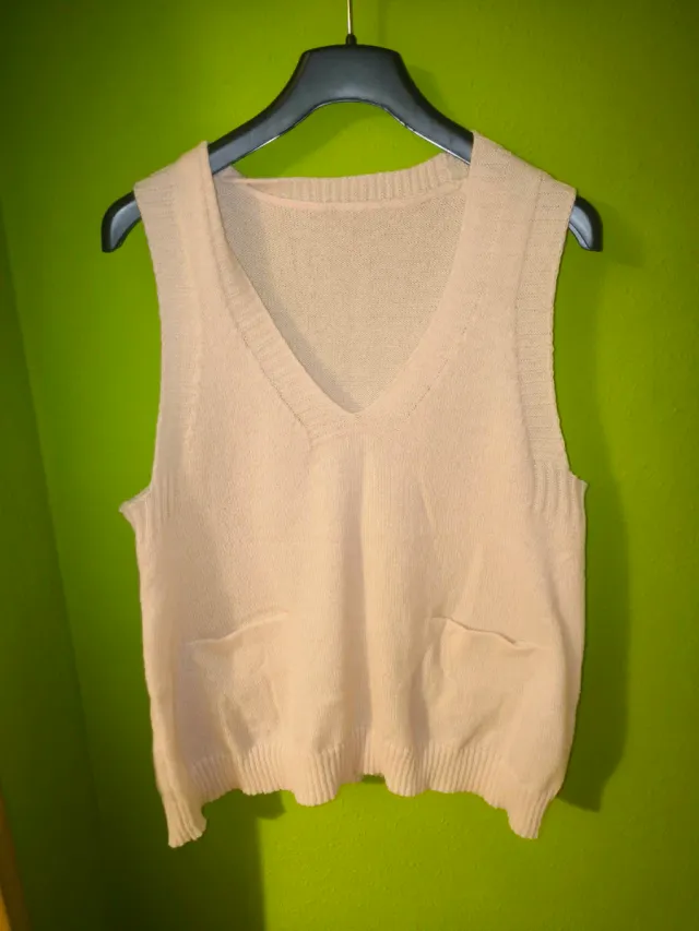 Chaleco de punto beige con bolsillos