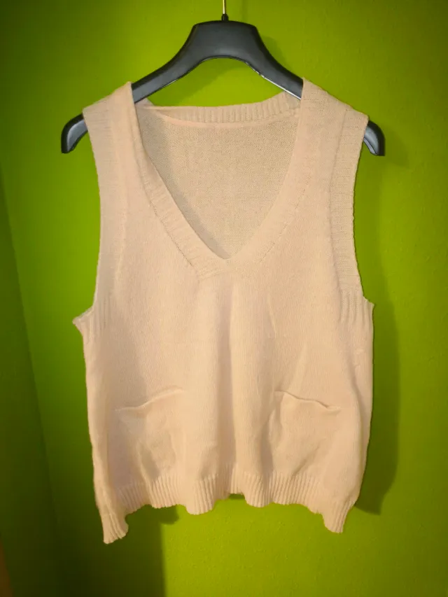 Chaleco de punto beige con bolsillos
