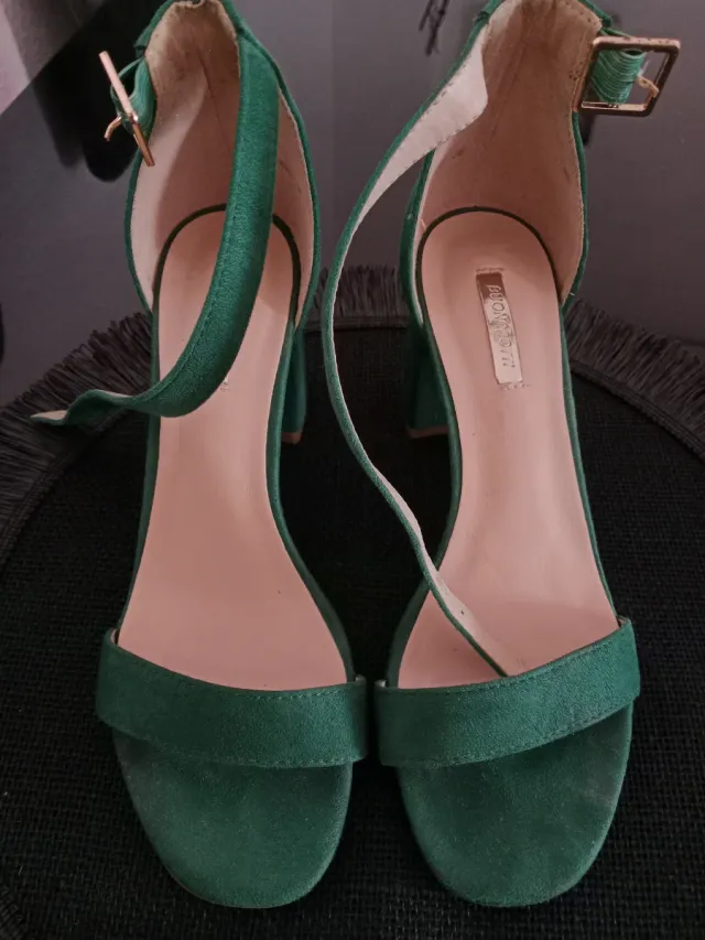 Sandalias verdes elegantes.