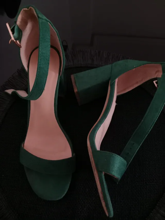 Sandalias verdes elegantes.