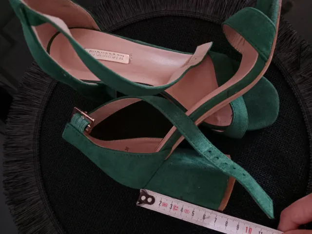 Sandalias verdes elegantes.