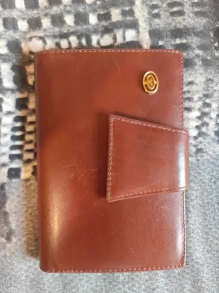 2 Carteras de piel. Marrón y otra negra.