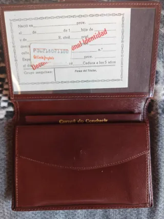 2 Carteras de piel. Marrón y otra negra.