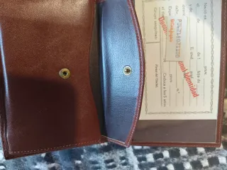 2 Carteras de piel. Marrón y otra negra.