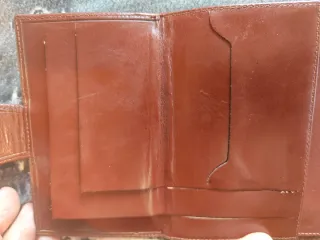 2 Carteras de piel. Marrón y otra negra.