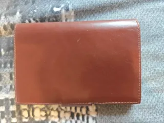 2 Carteras de piel. Marrón y otra negra.