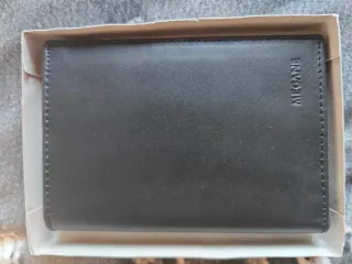 2 Carteras de piel. Marrón y otra negra.