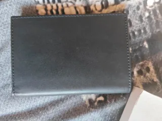 2 Carteras de piel. Marrón y otra negra.