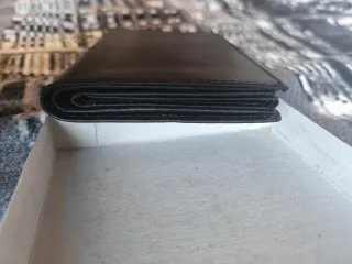 2 Carteras de piel. Marrón y otra negra.