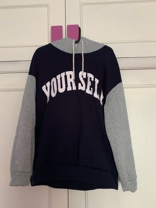 Sudadera azul y gris con capucha