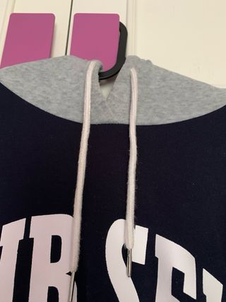 Sudadera azul y gris con capucha