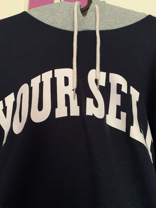 Sudadera azul y gris con capucha