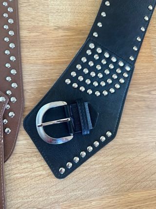 Cinturones Stradivarius tachuelas negro y marrón