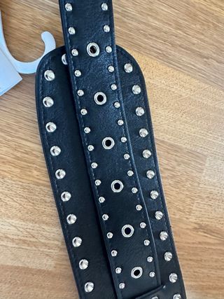 Cinturones Stradivarius tachuelas negro y marrón