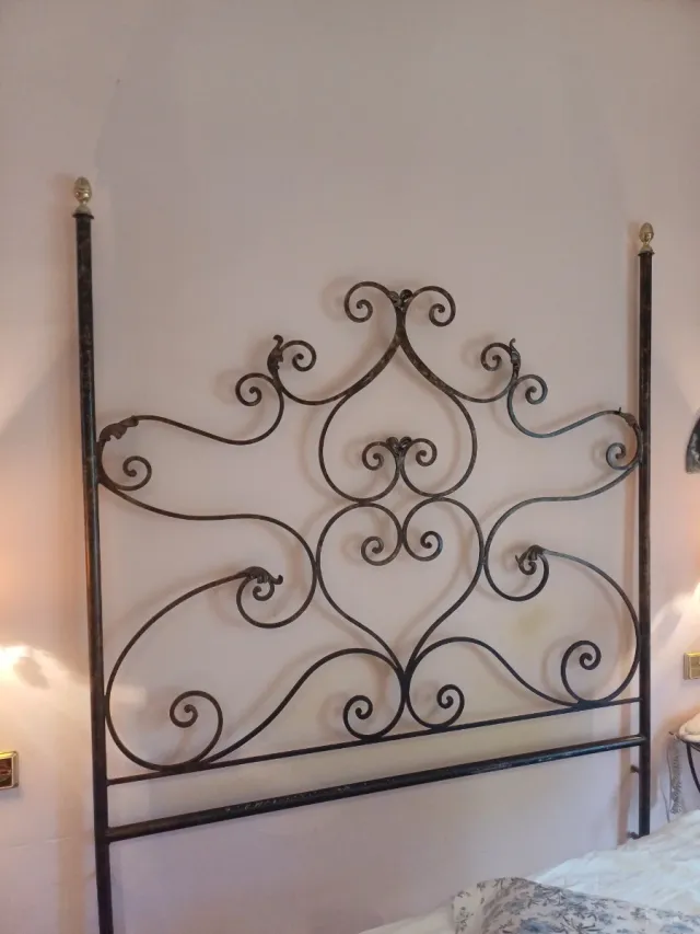 Cabecero forja cama 1,50 negro/dorado.URGE
