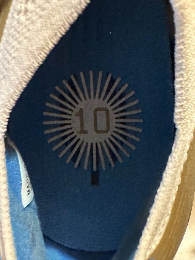 Botines de fútbol dorados y blancos