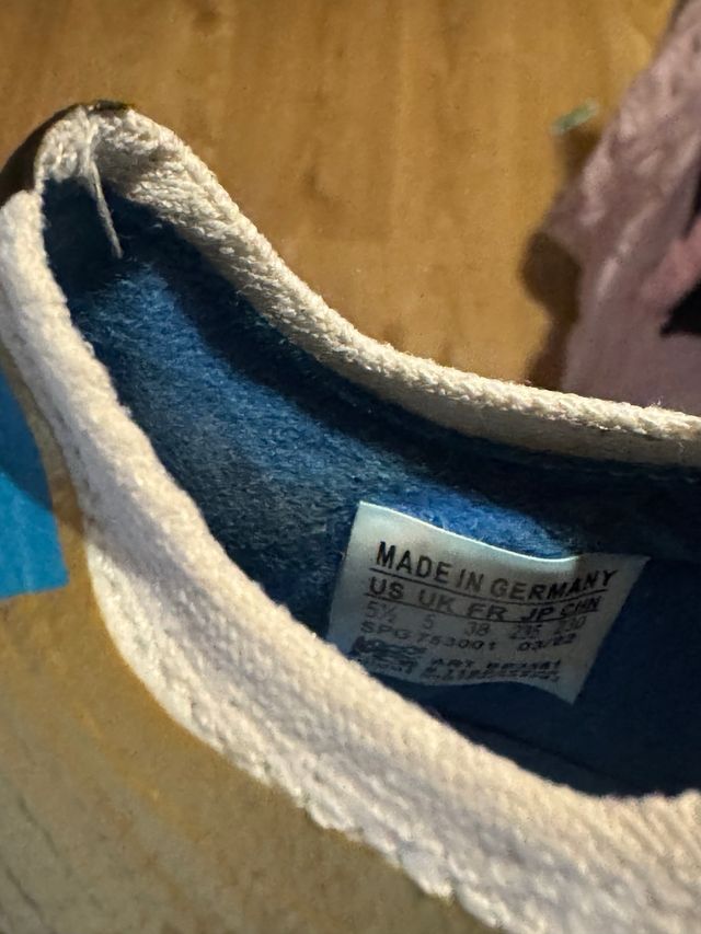 Botines de fútbol dorados y blancos