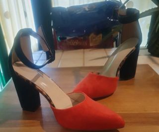 Zapatos de tacón negros y rojos